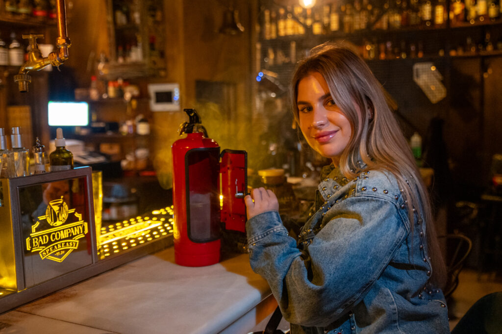 La creadora de contenido @planesconteresa en Bad Company una de las mejores coctelerías Dónde ir en Madrid