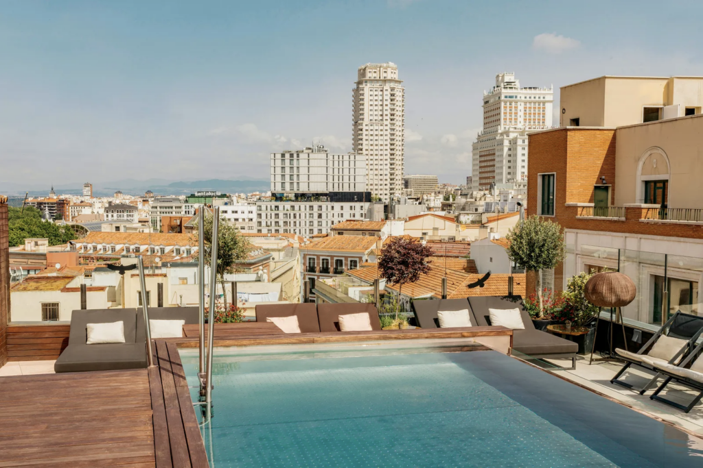 La Piscina del Gran Meliá es otra de las cinco piscinas Dónde ir en Madrid